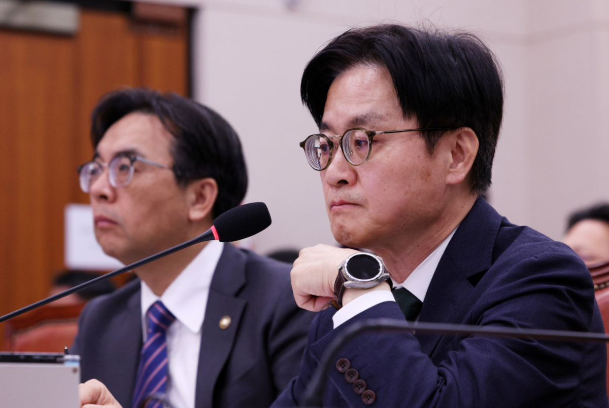 김정관 산업통상부 장관이 22일 서울 여의도 국회에서 열린 산업통상자원중소벤처기업위원회 산업통상부 및 소관기관 종합감사에서 자료영상을 시청하고 있다./뉴시스