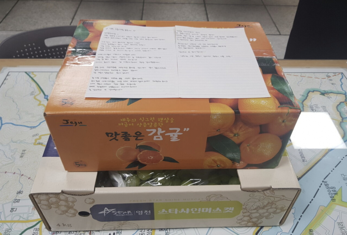 놀이터에서 머리를 다친 아이의 응급처치를 도운 구급대원들에게 가족이 감사 인사를 전했다/사진=울산 북부소방서 제공
