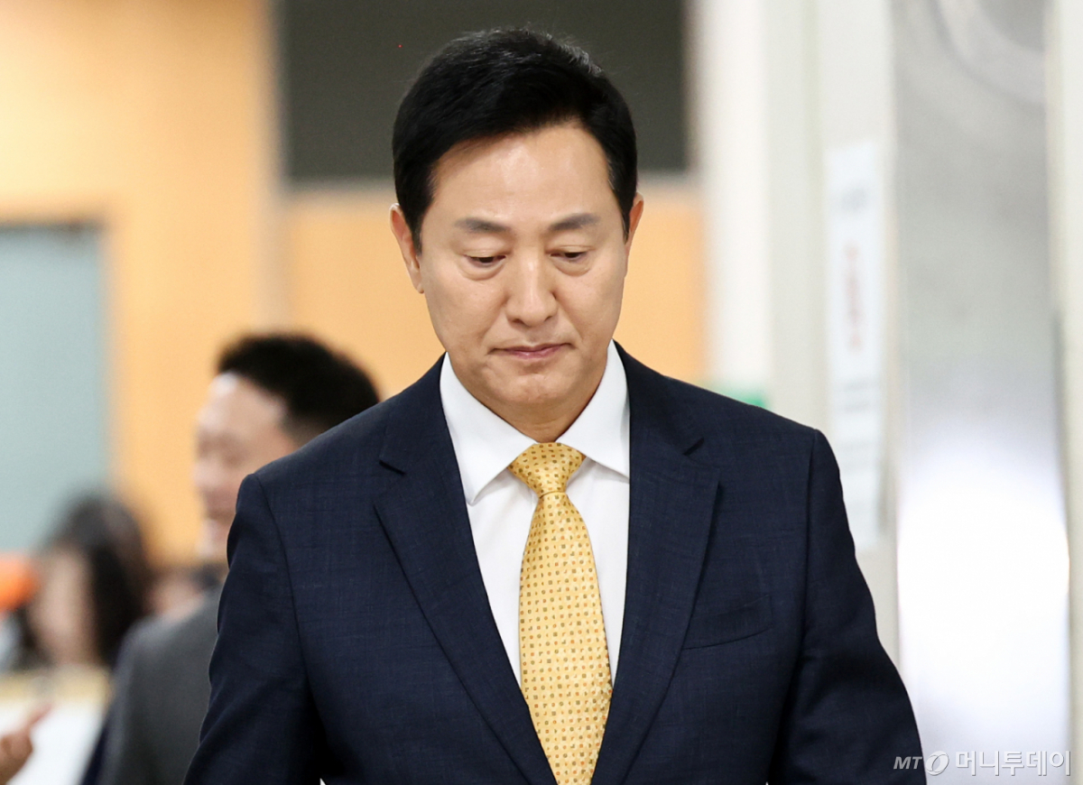 (서울=뉴스1) 최지환 기자 = 명태균 여론조사비 대납 의혹을 받는 오세훈 서울시장이 2일 오후 서울 서초구 고등법원에서 열린 정치자금법 위반 혐의 항소심 결심 공판에 출석하고 있다. 2026.10.2/뉴스1 Copyright © 뉴스1. All rights reserved. 무단 전재 및 재배포, AI학습 이용 금지. /사진=(서울=뉴스1) 최지환 기자