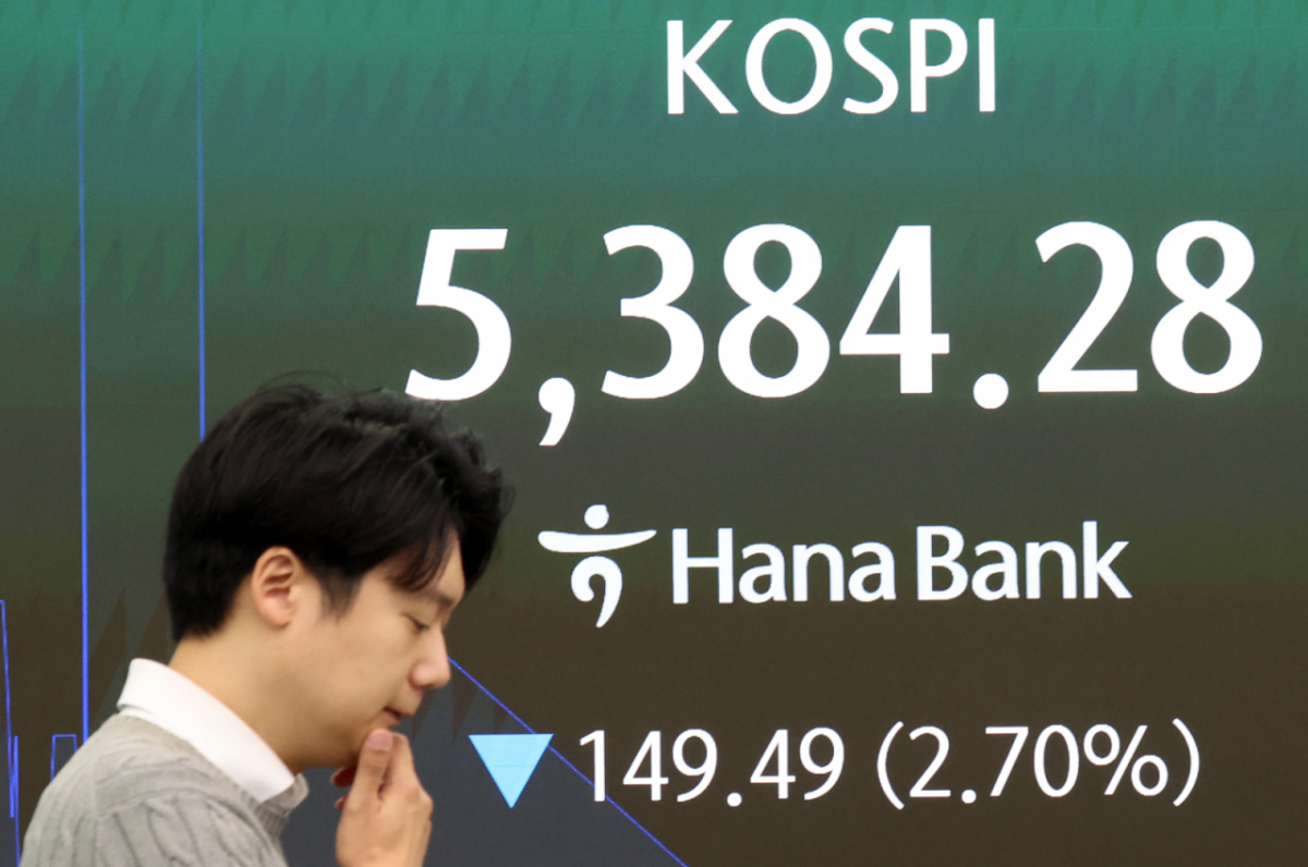 An electronic display board at a Hana Bank dealing room in Jung-gu, Seoul, shows market conditions including the KOSPI index during early trading on Friday.  / NEWS1 photo by Kim Myung-seop