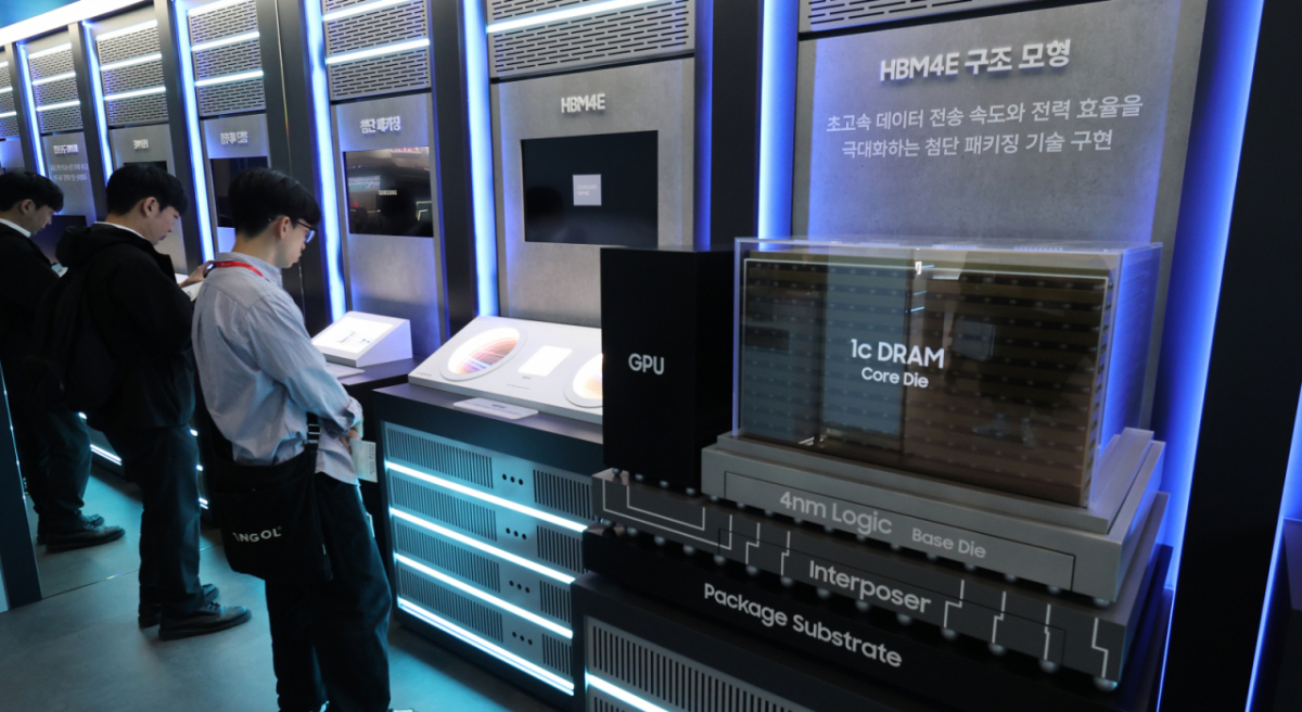 서울 강남구 코엑스에서 열린 ‘SEDEX 2026(제28회 반도체대전)’ 삼성전자 부스에서 관람객들이 7세대 고대역폭메모리(HBM)인 ‘HBM4E’ 구조 모형을 살펴보고 있다 /사진=뉴스1