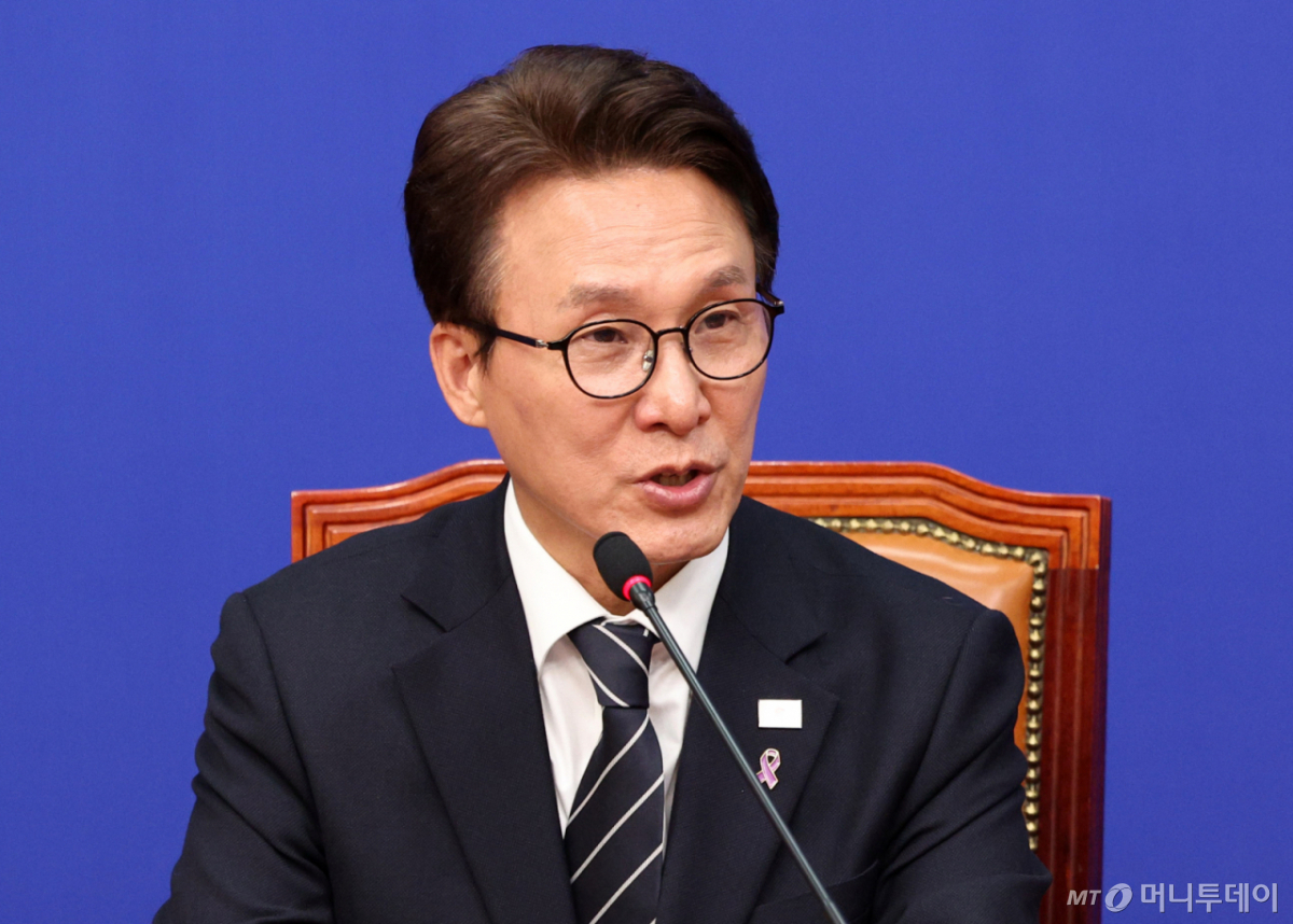 김민석 더불어민주당 대표가 22일 서울 여의도 국회에서 이태원 참사 유가족협의회 대표단과 면담을 하고 있다. /사진=뉴시스