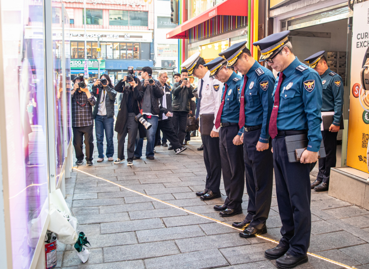 고범석 서울경찰청장이 22일 서울 용산구 이태원 참사현장을 찾아 희생자를 추모하고 있다./사진제공=서울경찰청.