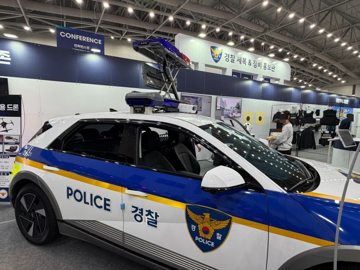22일 인천 송도컨벤시아에서 열린 '제8회 국제치안산업대전' 경찰 제복·장비 홍보관에서 관람객들이 순찰차를 둘러보고 있다. /사진=나유영 기자.