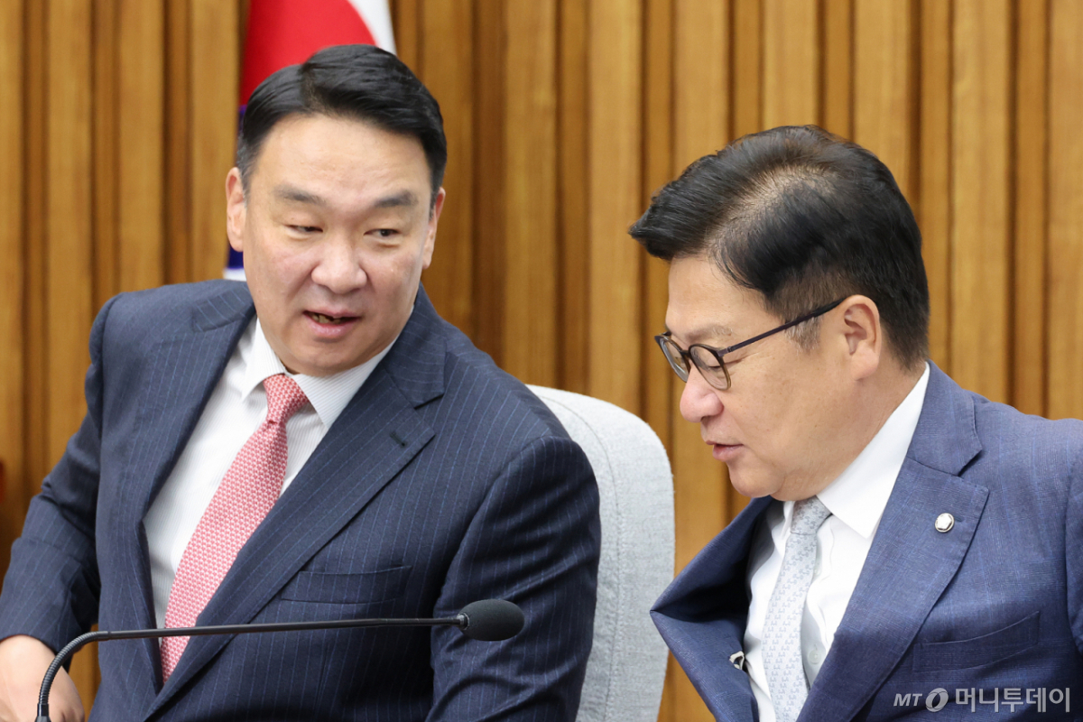 (서울=뉴스1) 신웅수 기자 = 정점식 국민의힘 원내대표와 정희용 사무총장이 16일 서울 여의도 국회에서 열린 국정감사 대책회의에서 대화하고 있다. 2026.10.16/뉴스1 Copyright © 뉴스1. All rights reserved. 무단 전재 및 재배포, AI학습 이용 금지. /사진=(서울=뉴스1) 신웅수 기자