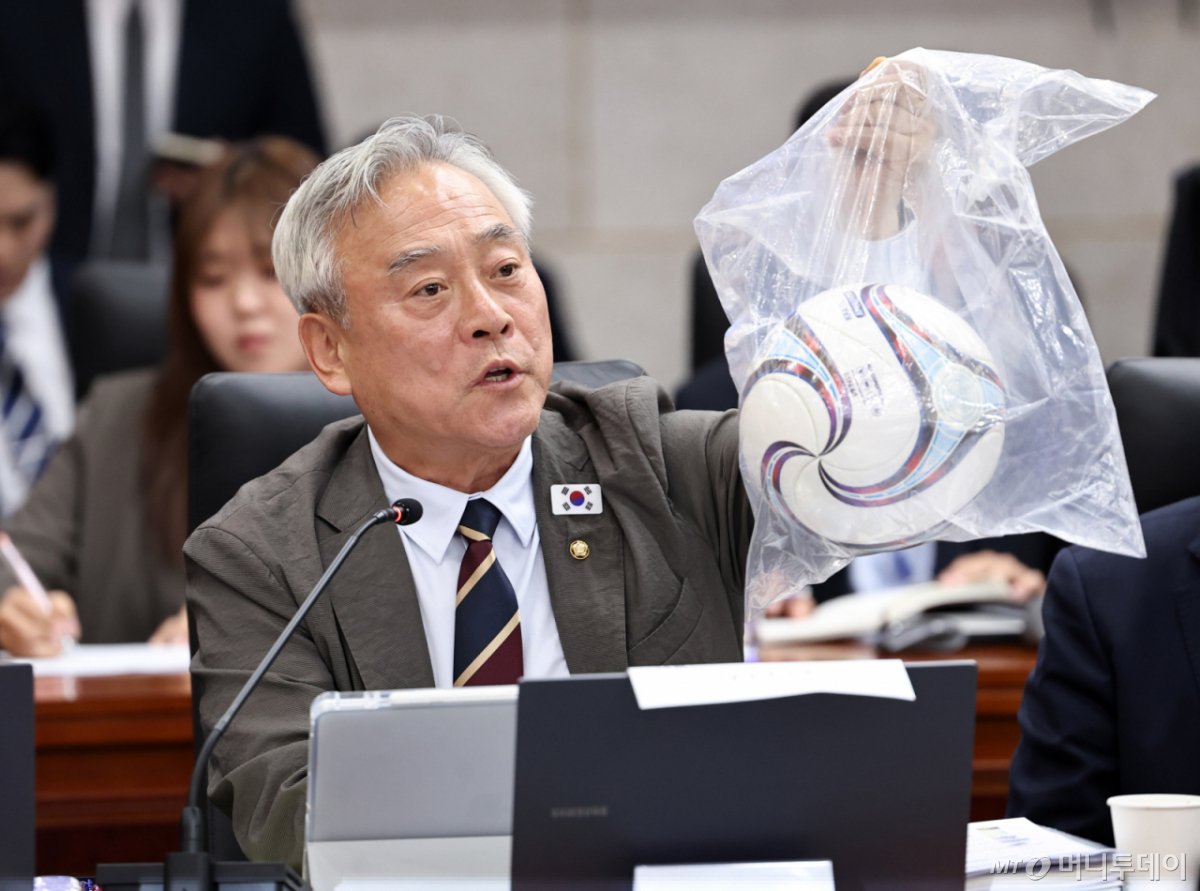 (서울=뉴스1) 구윤성 기자 = 이재강 더불어민주당 의원이 7일 서울 종로구 통일부 남북회담본부에서 열린 국회 외교통일위원회의 통일부 등에 대한 국정감사에서 남북노동자통일축구대회에서 사용했던 축구공을 들어보이며 정동영 장관에게 질의하고 있다.  2026.10.7/뉴스1  Copyright © 뉴스1. All rights reserved. 무단 전재 및 재배포,  AI학습 이용 금지.