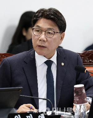 이재관 더불어민주당 의원이 지난 12일 부산 동구 해양수산부 별관에서 열린 농림축산식품해양수산위원회의 해양수산부, 한국수산자원공단, 한국해양수산연수원, 한국해양진흥공사 등에 대한 국정감사에서 질의하고 있다. /사진=뉴스1. /사진=(부산=뉴스1) 윤일지 기자