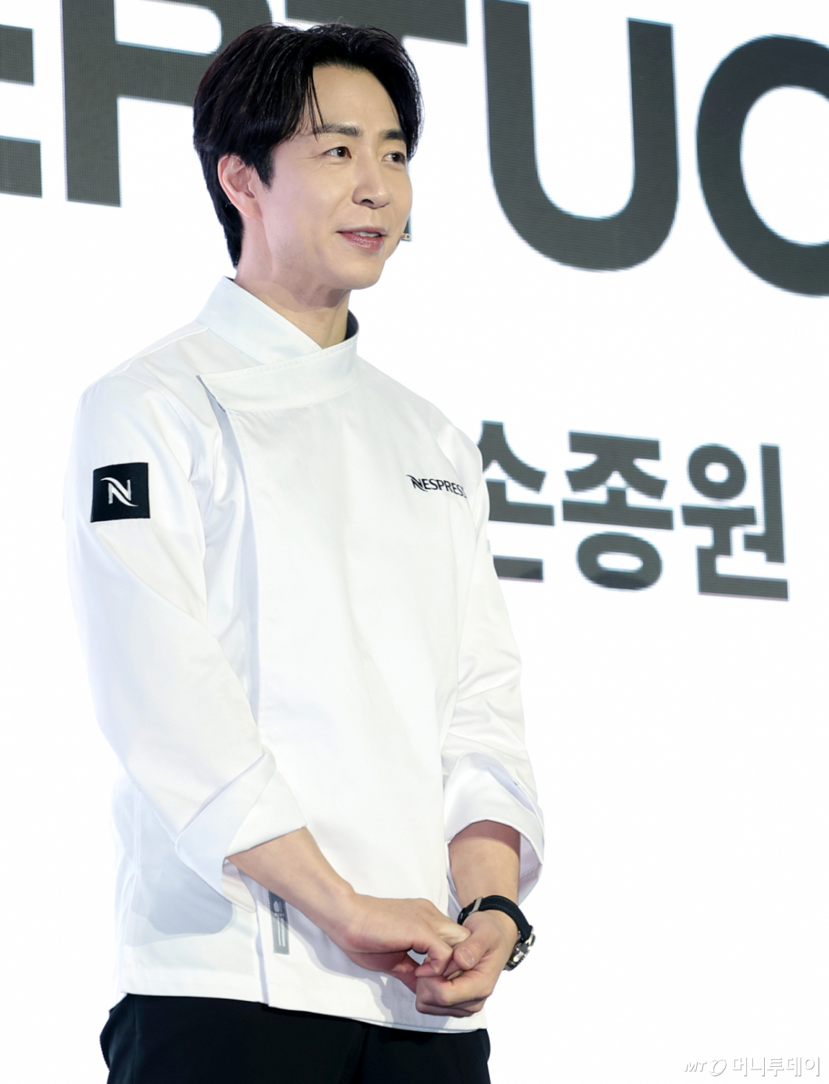 (서울=뉴스1) 권현진 기자 = 손종원 셰프가 23일 서울 성수동 앤더슨씨에서 열린 커피 브랜드 ‘네스프레소’의 ‘버츄오 월드 미디어 데이’ 행사에서 포즈를 취하고 있다. 2026.4.23/뉴스1 Copyright © 뉴스1. All rights reserved. 무단 전재 및 재배포, AI학습 이용 금지. /사진=(서울=뉴스1) 권현진 기자