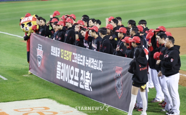 KIA 선수들이 20일 경기 후 관중에게 인사하고 있다. /사진=김진경 대기자