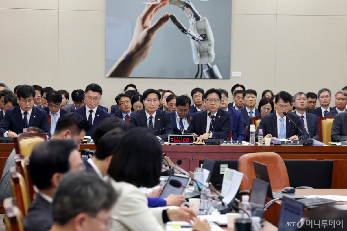 배경훈 부총리 겸 과학기술정보통신부 장관이 23일 서울 여의도 국회 교육위원회에서 열린 과학기술정보통신부 등에 대한 국정감사 종합감사에서 의원 질의에 답하고 있다. 2026.10.23/뉴스1 Copyright © 뉴스1. All rights reserved. 무단 전재 및 재배포, AI학습 이용 금지.