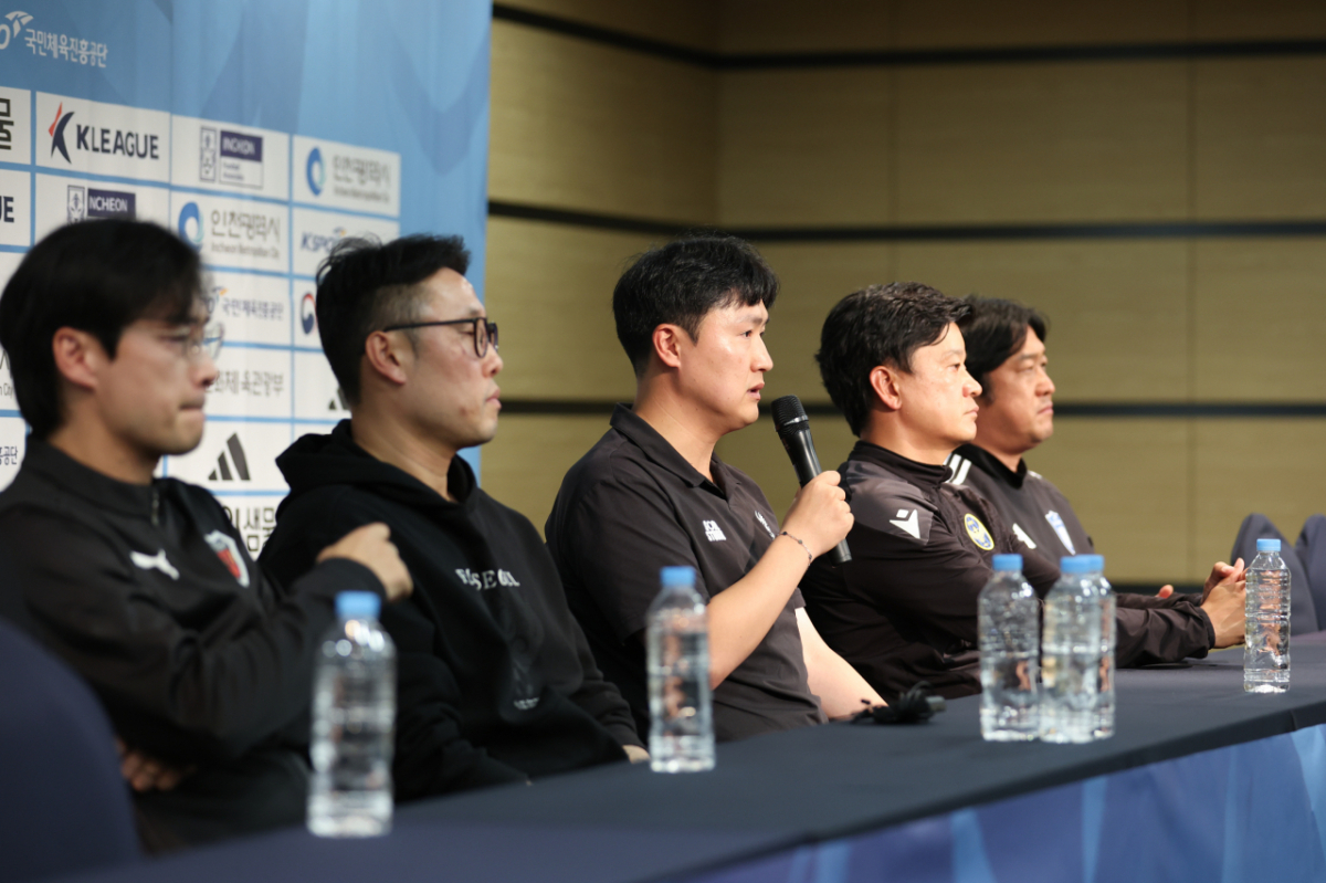 23일 인천 제물포구 하버파크호텔에서 진행된 K리그 인터내셔널 유스컵 인천 2026 기자회견에서 박요한 광주FC U18팀 감독이 취재진 질문에 답하고 있다. /사진=한국프로축구연맹 제공