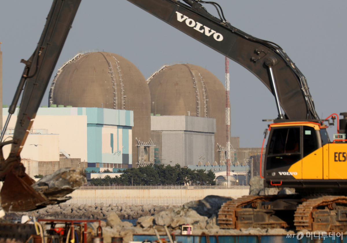 The Nuclear Safety and Security Commission will hold a meeting on the 27th to review the continued operation permit proposal for Gori Nuclear Power Plant Units 3 and 4 in Gijang County, Busan. Gori Units 3 and 4 began commercial operation in September 1985 and April 1986, respectively, and were shut down on September 28, 2024, and August 6, 2025, respectively, due to the expiration of their 40-year design life. The photo shows Gori Unit 3 (left) and Unit 4 on the 15th /Photo=NEWS1