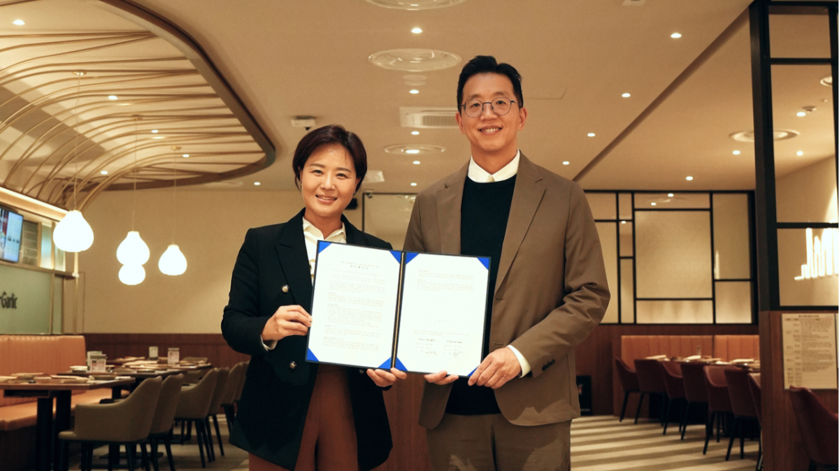 배익렬 스트레스솔루션 대표(오른쪽)와 윤다예 MFG코리아 대표가 업무협약을 맺고 있다. /사진=스트레스솔루션 제공