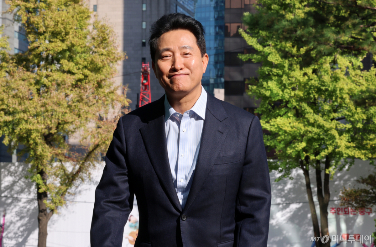 (서울=뉴스1) 박세연 기자 = '여론조사비 대납' 의혹으로 기소돼 2심에서 무죄를 선고 받은 오세훈 서울시장이 23일 오후 중구 서울시청으로 향하고 있다. 2026.10.23/뉴스1 Copyright © 뉴스1. All rights reserved. 무단 전재 및 재배포, AI학습 이용 금지. /사진=(서울=뉴스1) 박세연 기자