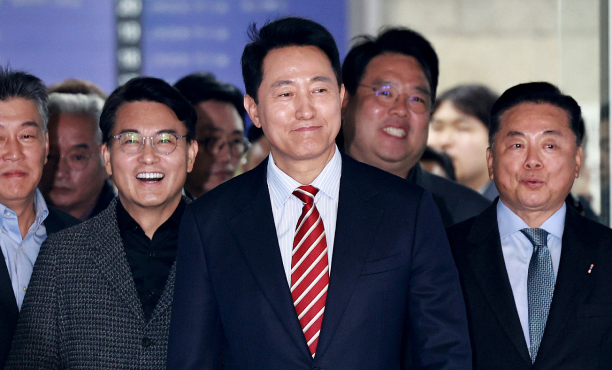 오세훈 서울시장이 23일 서울 서초구 서울고등법원에서 열린 '명태균 여론조사 대납 의혹 사건' 항소심 선고 공판에서 무죄 판결을 받고 법원을 나서고 있다./사진=뉴스1