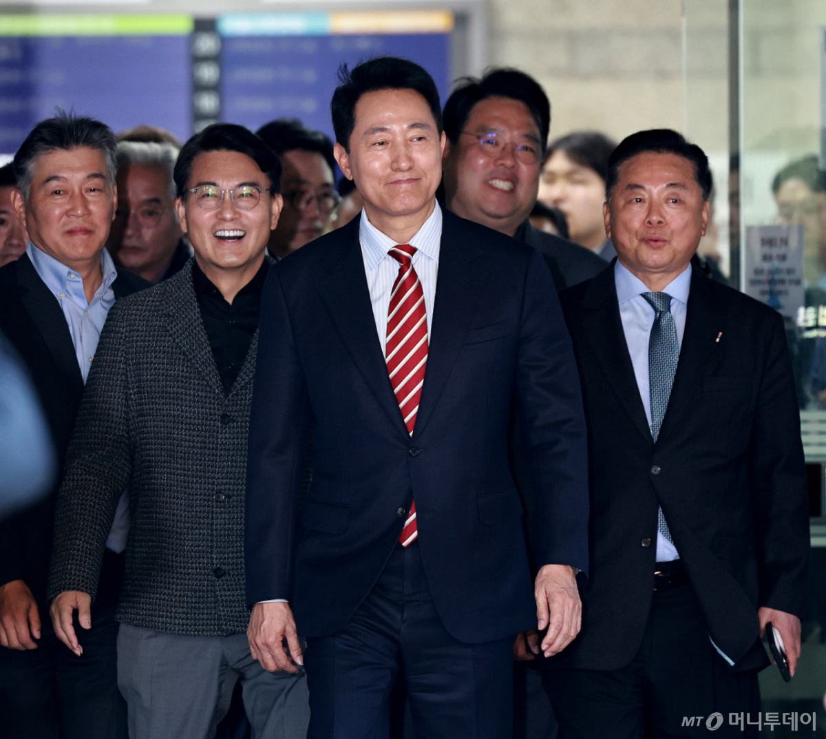 (서울=뉴스1) 구윤성 기자 = 오세훈 서울시장이 23일 서울 서초구 서울고등법원에서 열린 '명태균 여론조사 대납 의혹 사건' 항소심 선고 공판에서 무죄 판결을 받고 법원을 나서고 있다. 2026.10.23/뉴스1 Copyright © 뉴스1. All rights reserved. 무단 전재 및 재배포, AI학습 이용 금지. /사진=(서울=뉴스1) 구윤성 기자