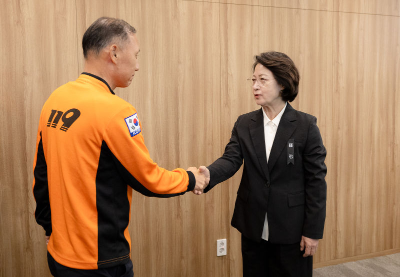 지난 20일 오후 경기도청 집무실에서 추미애 경기도지사가 소방공무원 노조 관계자들과 만나 악수하고 있다./사진제공=경기도