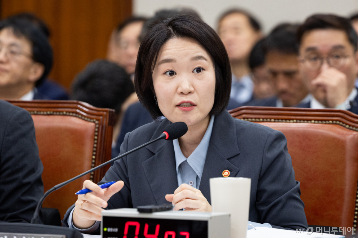 (서울=뉴스1) 유승관 기자 = 이소영 중소벤처기업부 장관이 23일 서울 여의도 국회에서 열린 산업통상자원중소벤처기업위원회의 중소벤처기업부 등에 대한 국정감사 종합감사에 출석해 의원 질의에 답하고 있다. 2026.10.23/뉴스1 Copyright © 뉴스1. All rights reserved. 무단 전재 및 재배포, AI학습 이용 금지. /사진=(서울=뉴스1) 유승관 기자