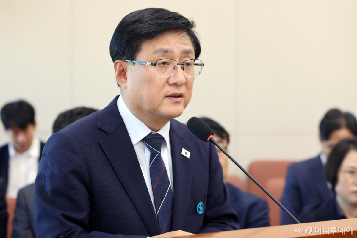 김성환 기후에너지환경부 장관이 지난 6일 서울 여의도 국회 기후에너지환경노동위원회에서 열린 기후부 국정감사에서 업무보고를 하고 있다. /사진=뉴스1