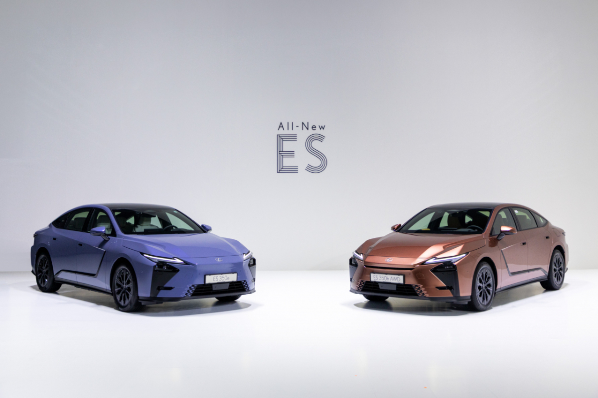올 뉴 ES 350e(왼쪽)와 올 뉴 ES 350h AWD/사진=렉서스코리아
