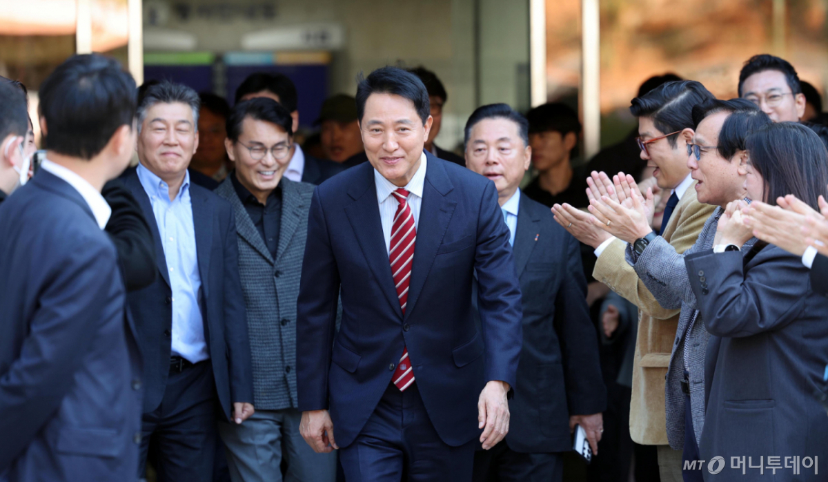 오세훈 서울시장이 23일 서울 서초구 서울고법에서 열린 '명태균 여론조사 대납 의혹 사건' 항소심 선고공판에서 무죄를 선고 받고 법원을 나서고 있다./사진=뉴시스