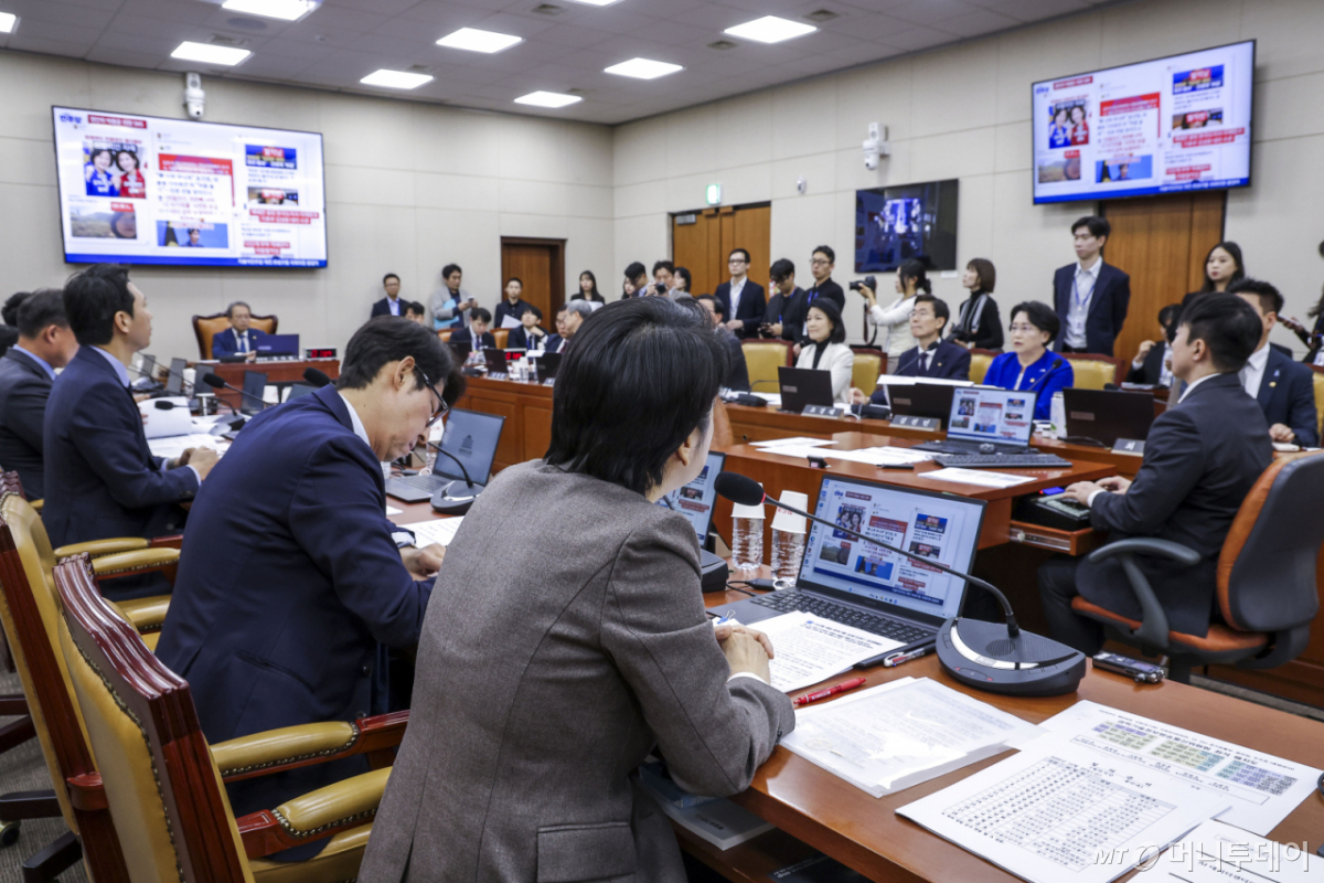 황정아 더불어민주당 의원이 23일 서울 여의도 국회에서 열린 과학기술정보방송통신위원회의 종합감사에서 박종운 원자력안전위원회 위원의 SNS 게시글 관련 의사진행발언을 하고 있다. /사진=뉴시스