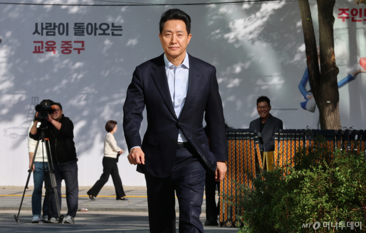 (서울=뉴스1) 박세연 기자 = '여론조사비 대납' 의혹으로 기소돼 2심에서 무죄를 선고 받은 오세훈 서울시장이 23일 오후 중구 서울시청으로 향하고 있다. 2026.10.23/뉴스1 Copyright © 뉴스1. All rights reserved. 무단 전재 및 재배포, AI학습 이용 금지. /사진=(서울=뉴스1) 박세연 기자