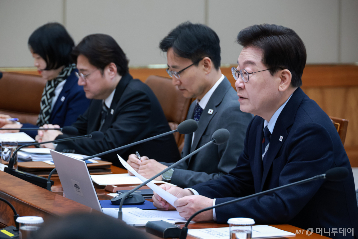  이재명 대통령이 23일 청와대에서 열린 초안전사회 범정부 대응 회의에서 발언을 하고 있다. (청와대통신사진기자단) /사진=뉴시스