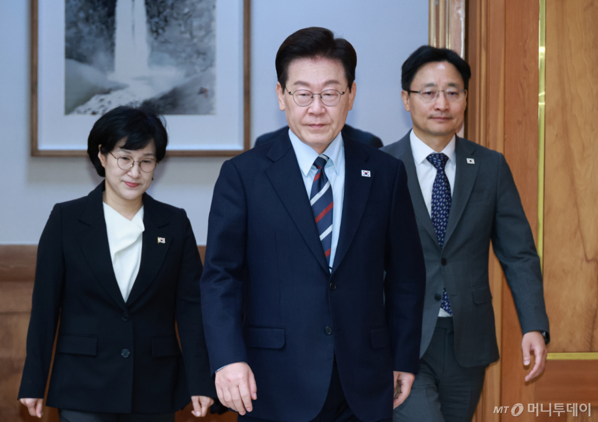 이재명 대통령이 23일 청와대에서 열린 초안전사회 범정부 대응 회의에 입장하고 있다. (청와대통신사진기자단)/사진=뉴시스