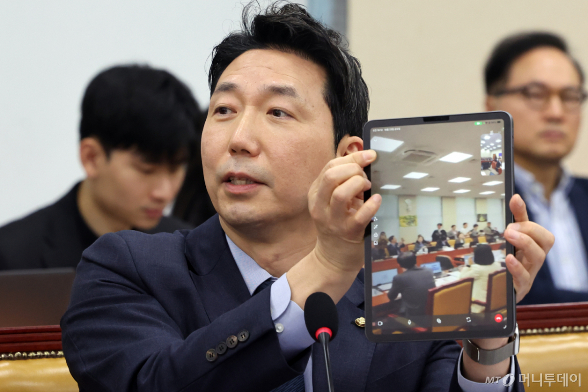 (서울=뉴스1) 황기선 기자 = 이정헌 더불어민주당 의원이 23일 서울 여의도 국회 교육위원회에서 열린 과학기술정보통신부 등에 대한 국정감사 종합감사에서 AI 스마트 글라스를 이용한 실시간 촬영 영상을 선보이고 있다. 2026.10.23/뉴스1 Copyright © 뉴스1. All rights reserved. 무단 전재 및 재배포, AI학습 이용 금지. /사진=(서울=뉴스1) 황기선 기자