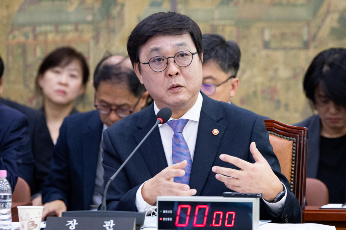 최휘영 문화체육관광부 장관이 23일 서울 여의도 국회에서 열린 문화체육관광위원회의 문화체육관광부 등에 대한 국정감사 종합감사에 출석해 의원 질의에 답하고 있다./ 사진 = 뉴스1