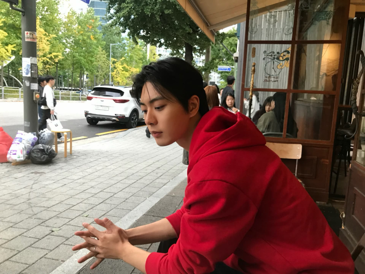 배우 차은우를 닮은 외모로 화제를 모은 붕어빵 판매자 '광명 붕은우'가 트로트 오디션 프로그램 출연설에 직접 입장을 밝혔다. /사진=이모씨 SNS(소셜미디어) 화면 갈무리.