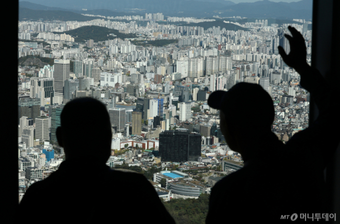 서울 용산구 N서울타워에서 바라본 서울 도심의 아파트 단지. /사진=뉴시스
