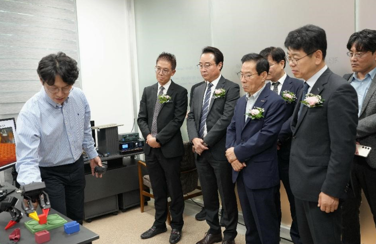 (왼쪽부터) 이명복 카본식스 영업총괄 (본부장), 황영호 중소벤처기업부 기술혁신정책관, 김영남 ㈜태진시스템 대표 겸 경남인공지능ICT협회 부회장 및 개소식 참석 관계자들이 카본식스의 시그마키트 시연 현장을 보고 있는 모습./사진제공=카본식스