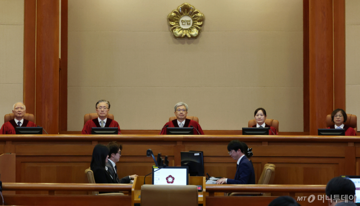 김상환(가운데) 헌법재판소장 등 헌법재판관들이 23일 서울 종로구 헌법재판소 대심판정에서 열린 공개 변론에 참석해 자리하고 있다. /사진=뉴시스
