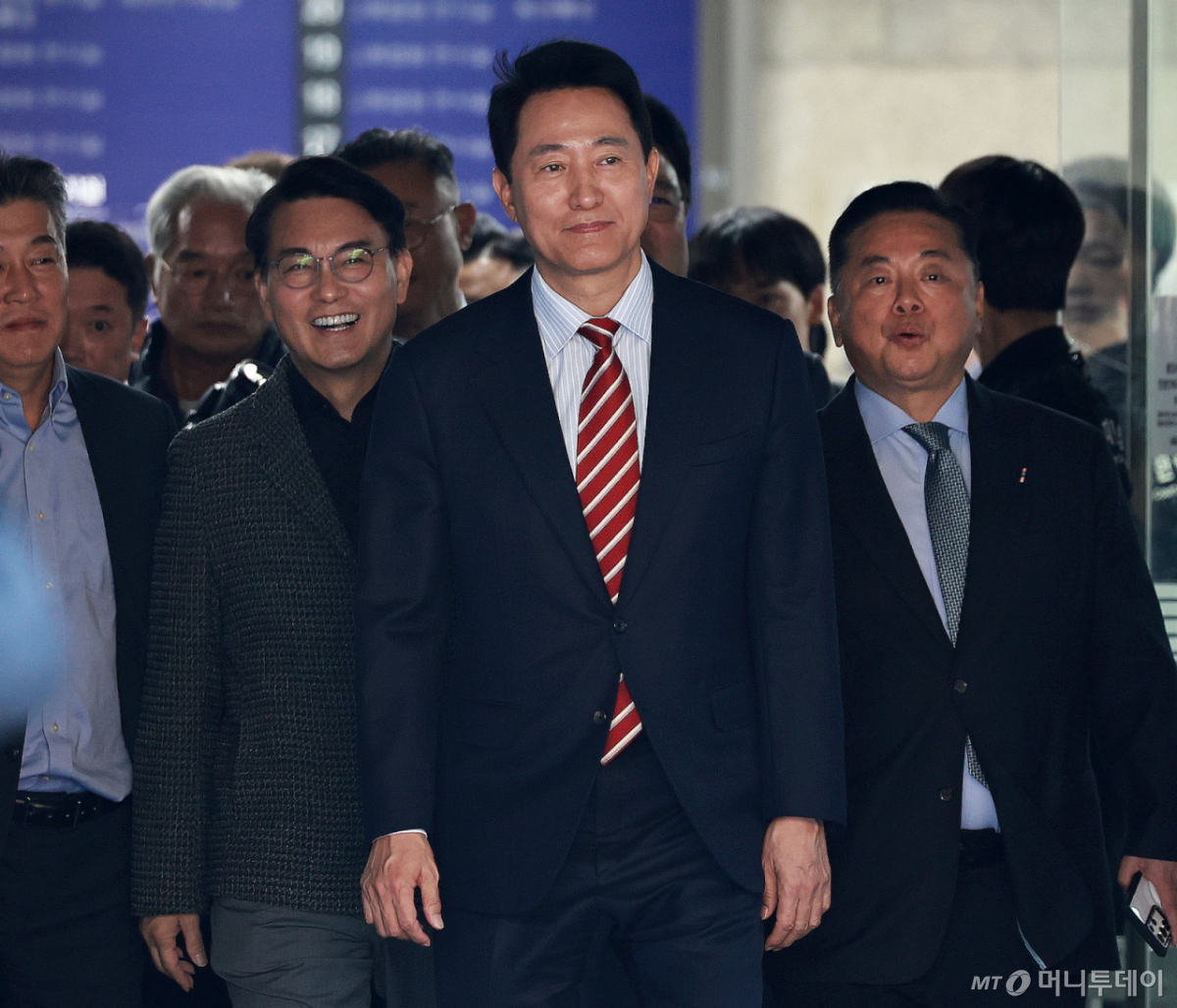 (서울=뉴스1) 구윤성 기자 = 오세훈 서울시장이 23일 서울 서초구 서울고등법원에서 열린 '명태균 여론조사 대납 의혹 사건' 항소심 선고 공판에서 무죄 판결을 받고 법원을 나서고 있다. 2026.10.23/뉴스1 Copyright © 뉴스1. All rights reserved. 무단 전재 및 재배포, AI학습 이용 금지. /사진=(서울=뉴스1) 구윤성 기자