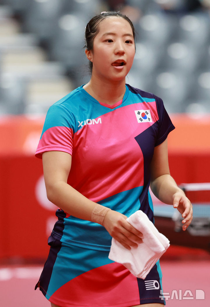 지난 9월 23일 일본 아이치현 도요타시 스카이홀 도요타에서 열린 2026 아이치·나고야 아시안게임 탁구 여자 단체전 준결승, 한국 신유빈이 일본 하야타 히나와 경기에서 패한 후 아쉬워 하고 있다. /사진=뉴시스
