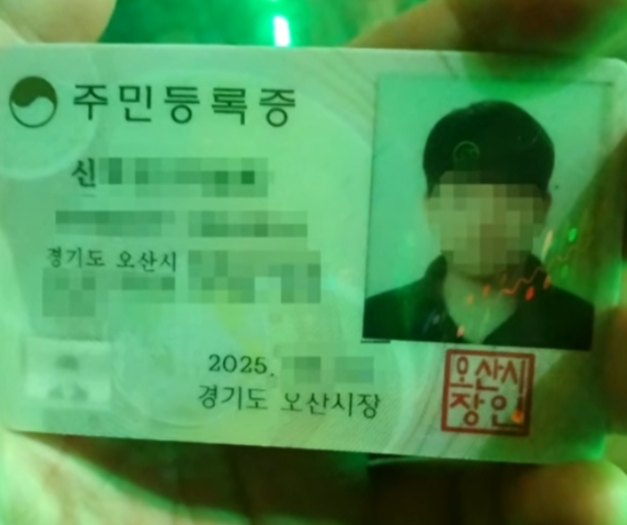 앞선 방송을 본 서울 송파구의 편의점 업주 A씨도 같은 피해를 봤다며 제보했다. A씨는 방송에 공개된 신씨의 신분증과 이력서가 채용 당시 자신이 받은 것과 같았다고 설명했다./사진=JTBC '사건반장'