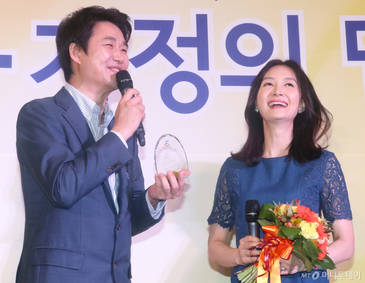 채시라의 남편이자 가수 출신 사업가인 김태욱이 공동대표로 있는 아이패밀리에스씨가 23일 상한가를 기록했다. /사진=머니투데이DB