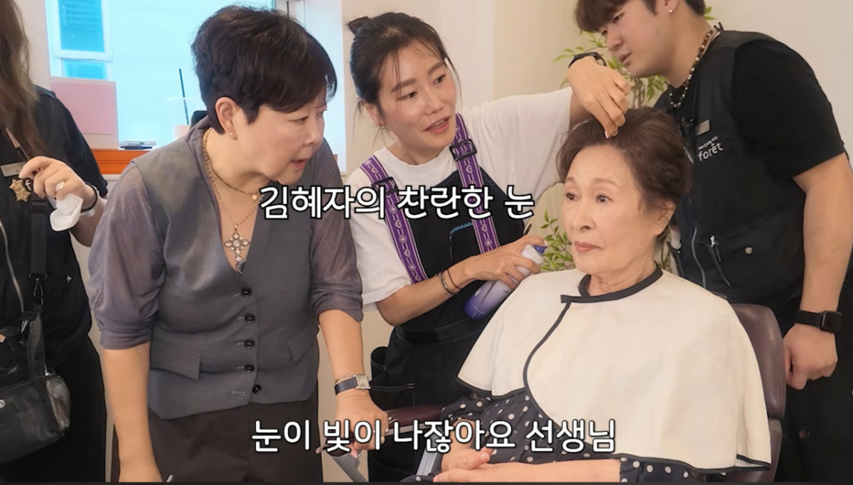 메이크업 아티스트 이경민의 유튜브 채널 '안녕~모두의 경민 언니예요'에 배우 김혜자가 등장했다./사진=유튜브 캡처