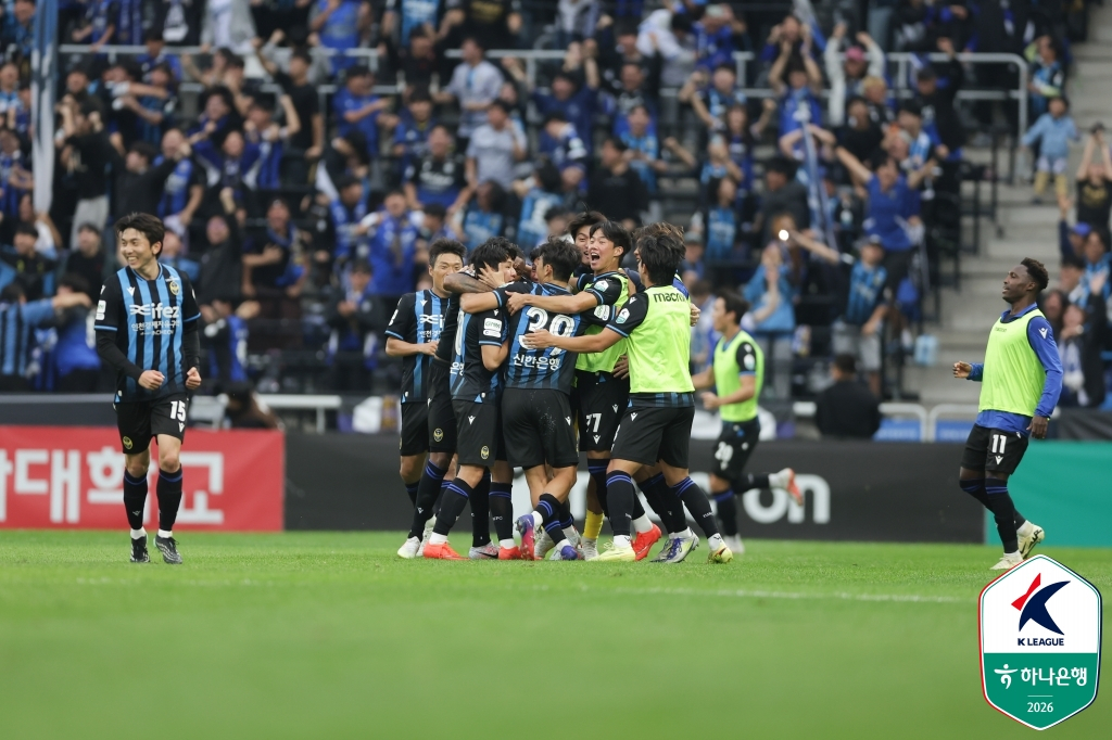 인천 유나이티드 선수들이 24일 인천축구전용경기장에서 열린 제주 SK전에서 이동률의 득점 이후 기뻐하고 있다. /사진=한국프로축구연맹 제공
