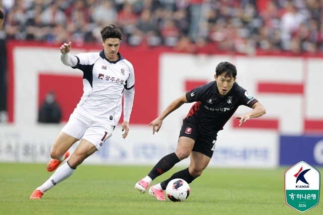 경기에 집중하는 아이데일(왼쪽). /사진=한국프로축구연맹 제공