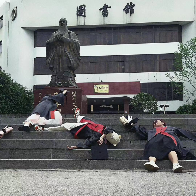 중국 후난 과학기술대학교 학생들이 '탕핑'(드러누워 있기)을 패러디한 졸업사진을 찍고 있다. /사진=중국 소셜미디어(SNS) 샤오홍슈