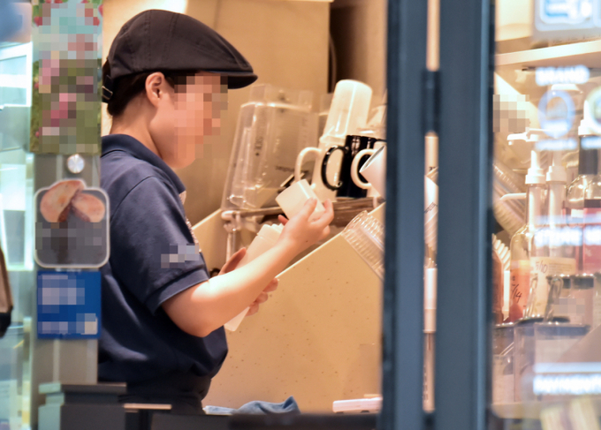 A staff member prepares an ordered beverage at a cafe in downtown Seoul. The photo is not directly related to the article. /Photo=Reporter Im Han-byul