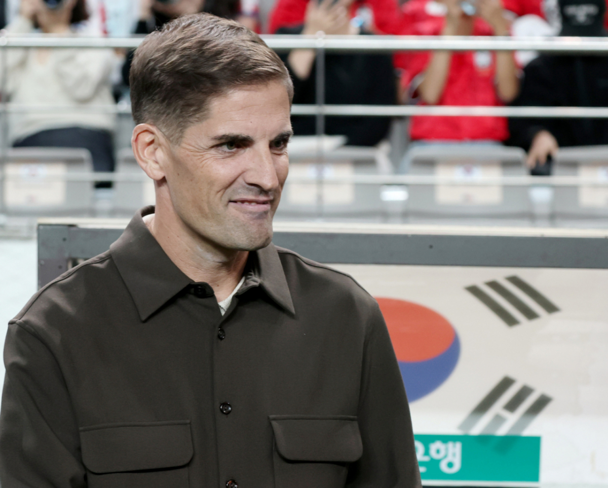 대한민국 축국구가대표팀이 28일 서울월드컵경기장에서 우루과이와 친선경기를 열었다. 모레노 감독이 밝은 표정으로 그라운드를 응시하고 있다. /사진=김진경 kim.jinkyung@