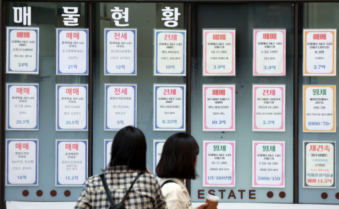 16일 한국부동산원에 따르면 9월 서울 중간 가격대 아파트 평균 매매가격이 처음으로 11억 원을 넘어섰다. 올해 들어서만 1억 3000만 원 가까이 올라 집값 고점기였던 2021년 말보다도 1억 2000만 원 넘게 비싸졌다. 반면 고가 아파트는 두 달 연속 내리며 2년 8개월 만에 가장 큰 낙폭을 기록했다. 사진은 이날 서울 한 부동산 중개업소 모습. /뉴스1