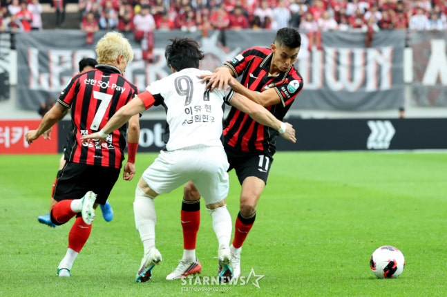 볼 경합 펼치는 이유현(97번)과 후이즈. /사진=강영조 선임기자