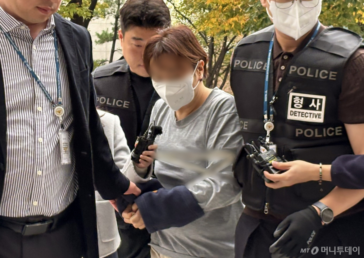 서울 강서구 친모 살인사건 피의자 A씨가 24일 오후 서울 양천구 서울남부지방법원에서 열린 구속 전 피의자 심문(영장실질심사)에 출석하고 있다. 2026.10.24./사진=머니투데이 DB