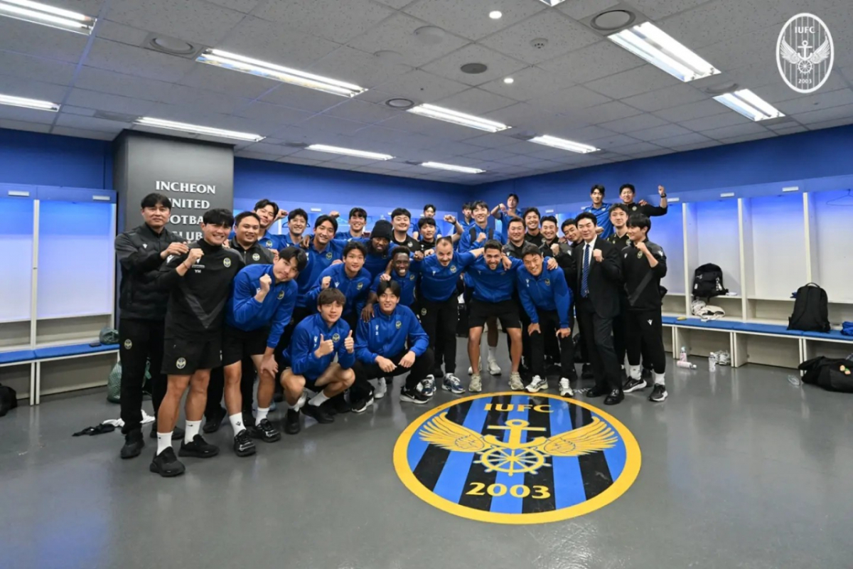 인천 유나이티드 선수들이 24일 인천축구전용경기장에서 열린 제주 SK전 승리로 파이널 그룹A(상위 스플릿) 진출을 확정한 뒤 기념 사진을 촬영하고 있다. /사진=인천 유나이티드 제공