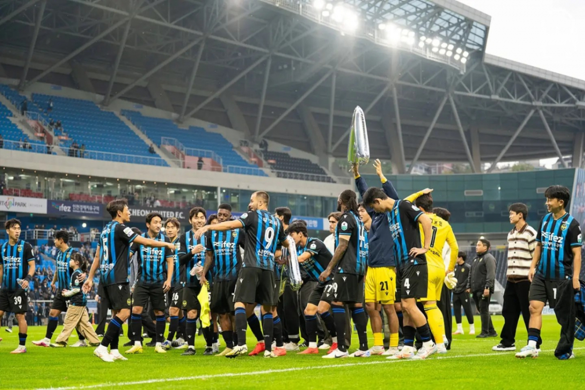 인천 유나이티드 선수들이 24일 인천축구전용경기장에서 열린 제주 SK전 승리로 파이널 그룹A(상위 스플릿) 진출을 확정한 뒤 기뻐하고 있다. /사진=인천 유나이티드 제공